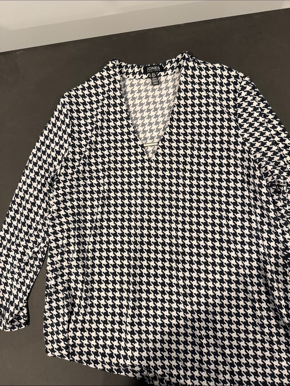Jones New York Black & White Houndstooth V-Neck Top